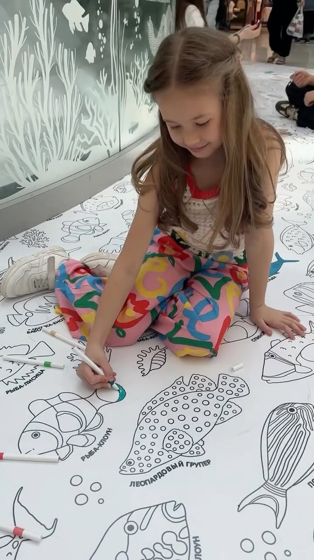 🌸Защитить — значит не просто уберечь от холода или сквозняка.Для мамы это значит гораздо больше. Это тонкое искусство создать мир, в котором ребенку абсолютно безопасно быть собой.🩵Защитить - это:•Найти в себе силы и дать им право на ошибки.•Разрешить быть оглушительно громкими, застенчиво тихими, по-хорошему странными или до слез смешными.Не торопить взросление, бережно сохраняя в памяти каждый момент. 🕊️И, пожалуй, самое сложное - отпустить в этот счастливый побег под летним дождем, просто замирая от нежности на пороге.Сегодня - День защиты детей. Праздник тех, ради кого бьются наши сердца. 🤍✨✨В Noble People мы создаем одежду, которая разделяет с вами эту философию. В ней можно проживать детство на все 100%: совершать большие открытия, расти, удивляться и всегда чувствовать себя уверенно.🤍Всю самую важную, чуткую и невидимую работу сердца делаете Вы. Вы - их главная опора и весь их мир. Для тех, кто растет. И для тех, кто любит, обнимает и всегда рядом.🫶 by @bebakidsru