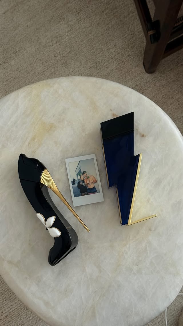 A gente passou meses imaginando como seria o primeiro encontro E é muito louco como algumas memórias sempre vêm acompanhadas de um cheiro específico, né? Good Girl Jasmine Absolute & Bad Boy Cobalt Absolute, de @carolinaherrera#GOODGIRLCAROLINAHERRERA #GOODGIRLJASMINEABSOLUTE #BADBOYCAROLINAHERRERA by @isascherer