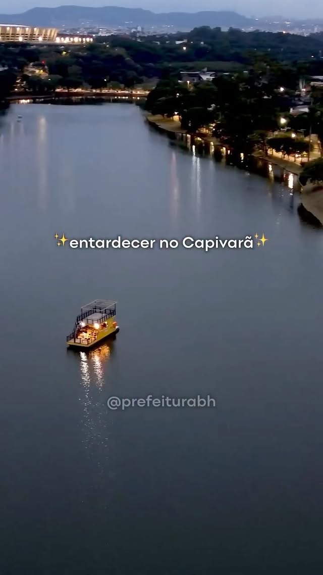 Já imaginou assistir ao pôr do sol navegando pela Lagoa da Pampulha? 🌅🛶✨Agora o Capivarã também conta com passeios às 16h30 nas sextas e sábados. O novo horário é perfeito para acompanhar o entardecer em um dos cenários mais bonitos da cidade com o céu azul do inverno e os tons alaranjados do fim de tarde refletindo na lagoa.Que tal viver essa experiência única? Retire seu ingresso gratuitamente pelo Portal Belo Horizonte, às terças-feiras by @prefeiturabh