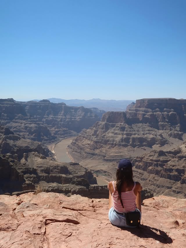 Lubimy tu wracać - Grand Canyon West 🏜️ Jeden z najwspanialszych cudów natury na świecie. Kocham Polskę a w szczególności Warmie i Mazury ale żal nie korzystać z uroków jakieś oferuje mi mieszkanie w Las Vegas. Grand Canyon mam dosłownie na wyciągnięcie ręki - 2.5 h jazdy autem aby podziwiać te piękne widoki. Podczas naszej wczoraj wycieczki słyszeliśmy bardzo często nasz ojczysty język. Milo, że wpadacie w te rejony. Lubicie wielki Canyon? Byliście? Czy jest, to miejsce do odwiedzenia na waszej bucket list? ☺️ 

dobrego weekendu <3 

GRAND CANYON WEST - SKYWALK -  ARIZONA - FAMILY TIME

#grandcanyon #grandcanyonwest #skywalk