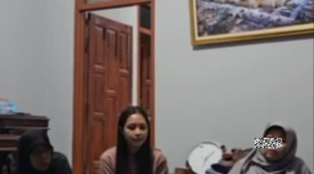 KEMANUSIAANNYA DI MANA? 💔😭 MANTAN IRT DIANIAYA DI DEPAN IBU KANDUNGNYA SENDIRI!
Sebuah video viral memperlihatkan aksi intimidasi dan penganiayaan keji yang menimpa inisial (Y), seorang mantan Asisten Rumah Tangga (IRT). inisial 'Y' dituduh mencuri uang sebesar 900 ribu rupiah oleh mantan majikannya yang berinisial "C''.
Ironisnya, (Y) berada di bawah tekanan hebat dari semua orang yang hadir. Bahkan (Pak RW) setempat justru menyuruh (Y) untuk mengakui saja tuduhan tersebut dengan dalih "biar masalah cepat selesai".
Namun, begitu (Y) terpaksa mengikuti arahan itu dan mengakui perbuatan yang TIDAK dilakukannya demi menyudahi tekanan, petaka justru terjadi. Mantan majikan (C) bersama keluarganya langsung mengamuk brutal:
•	Melempar botol minuman
•	Menjambak rambut 
•	Memukul dan menampar berkali-kali
•	bahkan diludahi
Sakitnya lagi, semua penganiayaan biadab ini dilakukan tepat di depan mata kepala ibu kandung (Y) sendiri yang hanya bisa menyaksikan anaknya disiksa.
Tak sampai situ, kmudian (Y) dibawa ke Polres dan di tahan dsana dri pkul 22.00 s/d 15.00 ke-esokan harinya.
Kalian tau video ini pun dibuat oleh pelaku seakan bangga atas perbuatan kejinya dan smpat membagikan vdeo ini ke teman2 nya.
Hukum harus ditegakkan! Miskin bukan berarti bisa diinjak-injak dan diperlakukan seperti binatang. 
"Mohon bantu kawal kasus ini sampai (Y) mendapatkan keadilan!
#fypppppppppppppppppppppppppppppppppppppppppppppppppppppppppppppppppppppp #hukum #tumpulkeatastajamkebawah