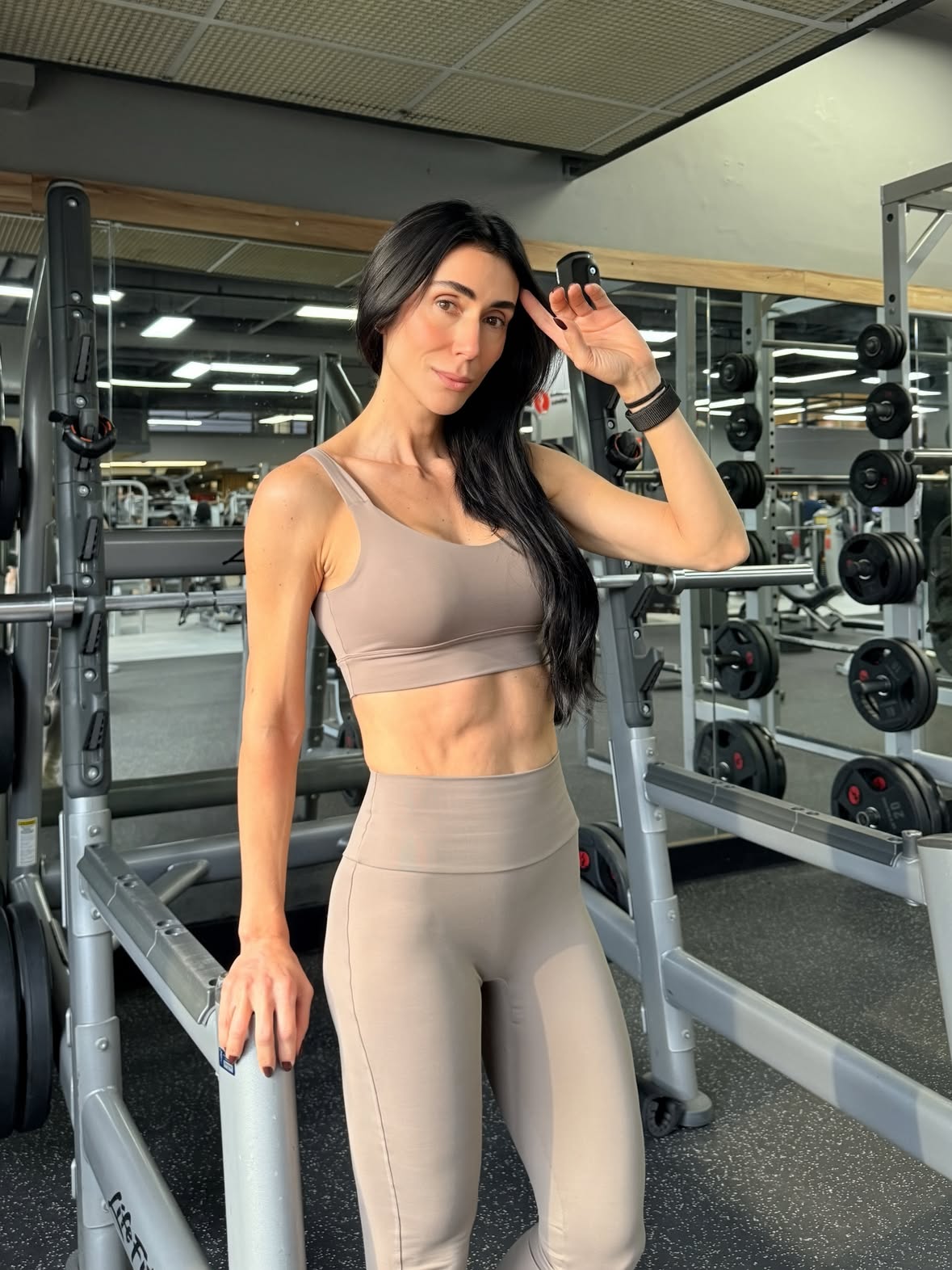 Aquele look chique pra elevar seu treino! Quem mais é como eu que adora um conjunto novo pra academia?! 

Legging e top linha conforto @emeonactive 
www.emeon.com.br

ALWAYS ON

#fitness #modafitnessfeminina