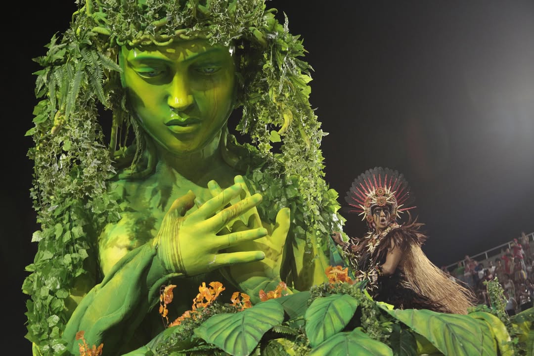 05 DE JUNHO | DIA MUNDIAL DO MEIO AMBIENTE 🌿No Carnaval de 2023, embarcamos em uma viagem pelos mistérios e encantos da Amazônia com o enredo “A Invenção da Amazônia: Um Delírio do Imaginário de Júlio Verne”.Mais do que um espetáculo, o desfile foi um convite à reflexão sobre a riqueza da maior floresta tropical do planeta, sua biodiversidade e a importância da preservação ambiental.Neste Dia Mundial do Meio Ambiente, reforçamos a necessidade de cuidar da natureza, respeitar os povos que a protegem e construir um futuro mais sustentável para todos.Acreditamos que o Carnaval também é uma ferramenta de conscientização, capaz de levar à avenida mensagens que inspiram reflexão e transformação. Que a preservação do meio ambiente seja um compromisso diário de todos nós. by @gresuportodapedra
