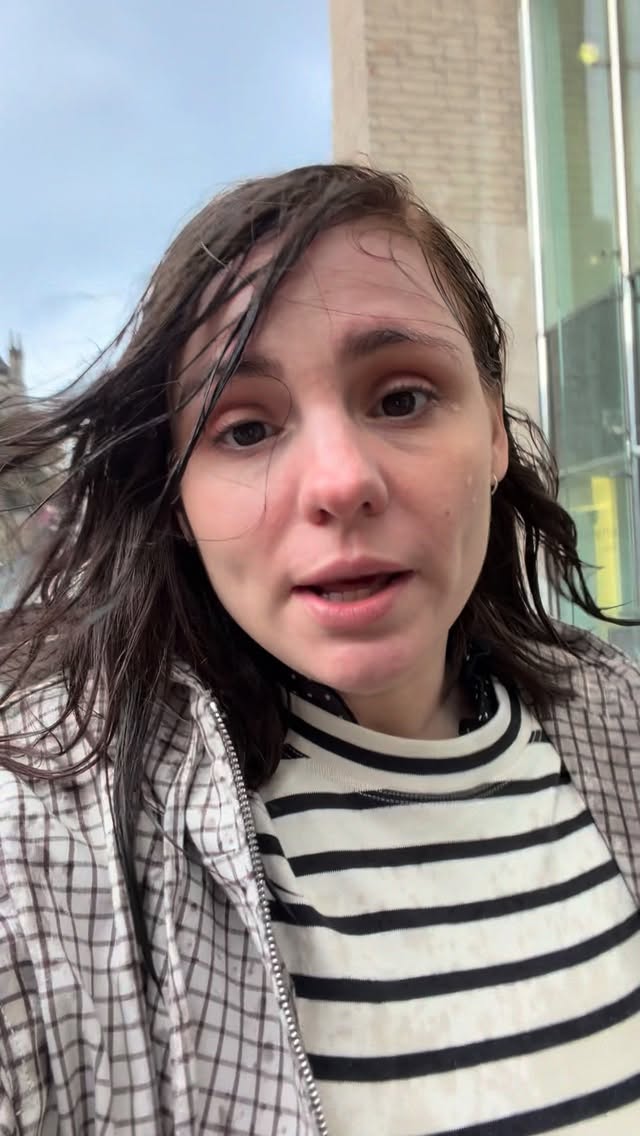 Bruxelles. Je suis encore sous le choc de cette manif, d’une violence inouïe. J’ai vu des gamins revenir en pleurs et en panique au point de chute, des gamins qui ont vu leurs enseignants se faire frapper (quand ils n’ont pas été frappés eux mêmes) , plaquer au sol lavec un genou dans le cou, etc. J ai vu des gamins qui dansaient joyeusement et scandaient des slogans se prendre du gaz et les autopompes sans sommation. J’ai la nausée.