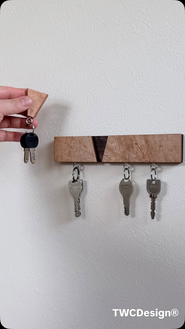 A New Type of Key Holder

The keychain itself fits directly into the key holder.

The key feature is a 15° taper.
The taper angle is 15°, and the blade is also tilted at 15° during the cut.

Made from maple and walnut.
@takuwoodcraft #twcdesign #woodworking #リール投稿1373日目