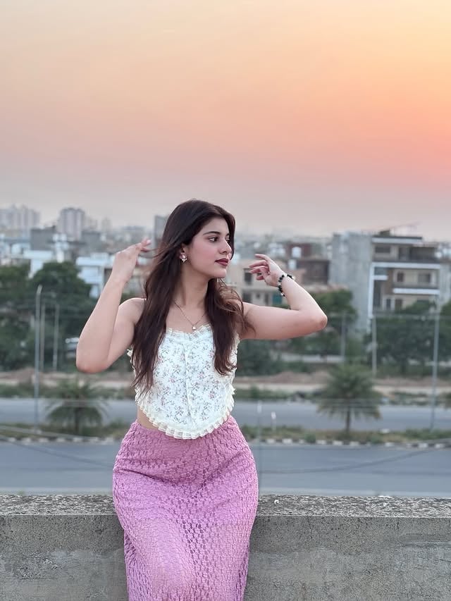 The comments better match this vibe😉💕.....#VIRALPOST #trendingsongs #feed #exploremore by @arati_patel_2111