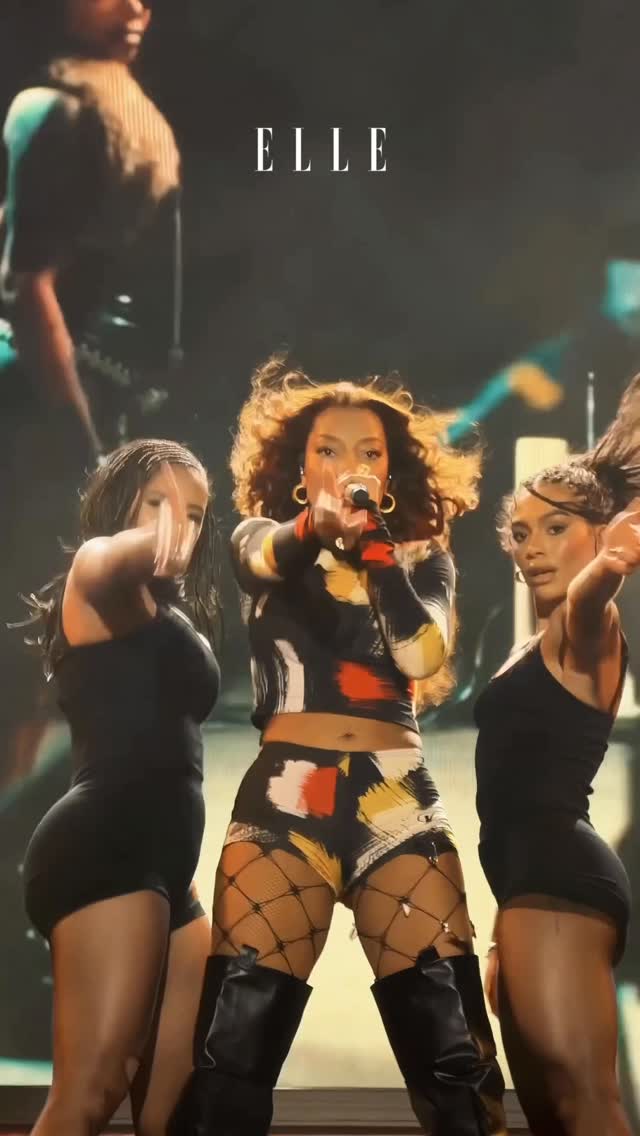 Ela não para! Na noite de sábado (06.06), @ludmilla levou sua potência ao palco do festival Global Citizen, uma das principais plataformas globais de mobilização social, que reúne artistas, líderes e organizações em torno de pautas como equidade e sustentabilidade. Para sua performance, a artista apostou em um figurino desenvolvido especialmente para o show, assinado pela marca nova-iorquina @luar. A etiqueta, que já vestiu grandes nomes da música pop global, como @ladygaga e @beyonce, é comandada por @raullopez, estilista natural da República Dominicana, que cumpre agora uma agenda de compromissos no Brasil. A construção do look partiu da essência de Lud, que costuma expressar, tanto na música quanto na moda, facetas variadas, da mais sensual à boyish, permitindo transformações ao longo da apresentação. A gente amou!

Direção criativa: @sunbelt 
Direção: @amanda_______lira 
Styling: @juanduarte @alexianied
