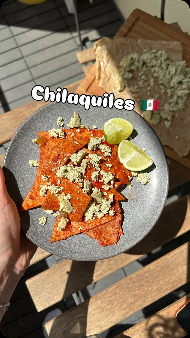 VEGAN CHILAQUILES 🇲🇽 Community recipes Nr. 3
This Mexican breakfast was recommended to me and even though this is NOT the authentic version, it was delicious! 😋 
RECIPE (1 serving, 20min prep time):
-1 BIG tortilla
Cut in triangles and mix with some oil and salt.
Air fry at 200C for 6-8min.
-1 small onion
Sauté in some oil.
-2 Tbsp salsa rojo (homemade or store bought) 
Add the crispy nachos and stir well.
To serve:
-avocado, tofu crumbles, cilantro and lime
Assemble everything and enjoy. ☺️ 
-
VEGANE CHILAQUILES 🇲🇽 Community-Rezepte Nr. 3
Dieses mexikanische Frühstück habt ihr mir empfohlen und auch wenn das NICHT die authentische Version ist (sonder eher für Faule hehe), war es super lecker! 😋
REZEPT (1 Portion, 20 Min. Zubereitungszeit): -1 GROßE Tortilla In Dreiecke schneiden und mit etwas Öl und Salz vermischen. Bei 200°C für 6–8 Min. im Airfryer knusprig backen.
-1 kleine Zwiebel In etwas Öl anbraten.
-2 EL Salsa Roja (selbstgemacht oder gekauft) Die knusprigen Tortilla-Chips dazugeben und gut vermengen.
Zum Servieren: -Avocado, Tofu-Crumble, Koriander und Limette
Alles anrichten und genießen. ☺️