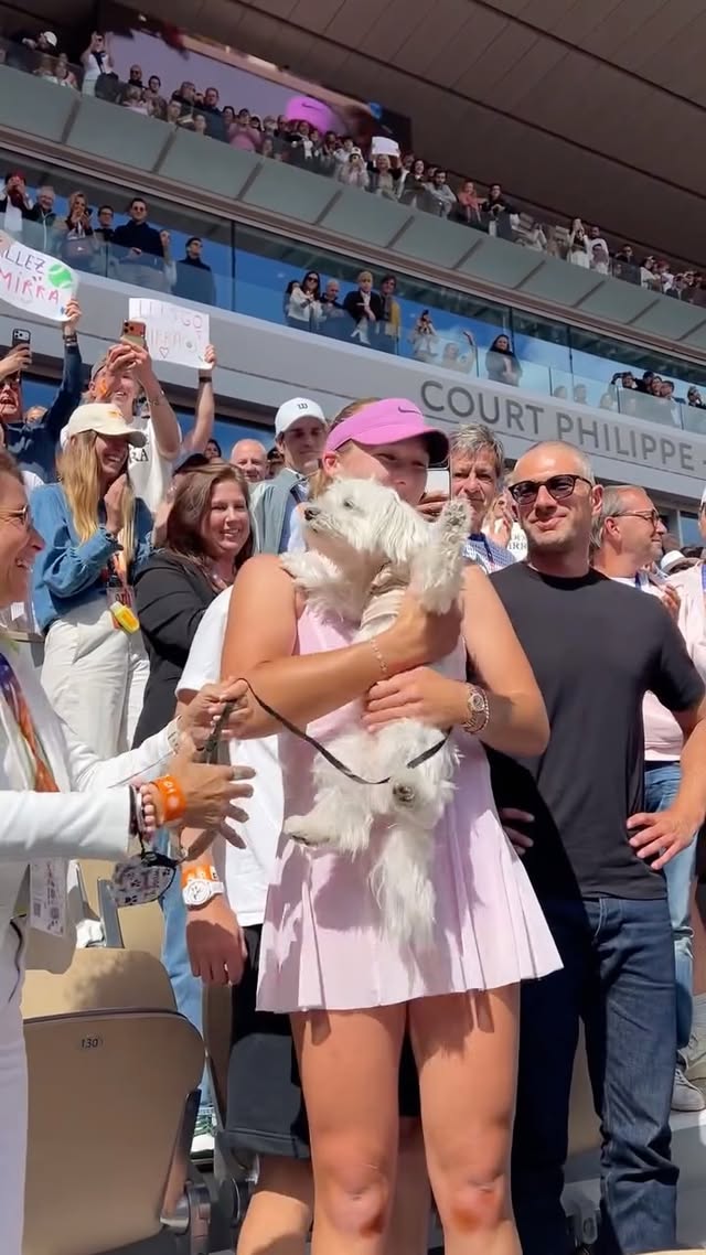 Celebrating with the whole team 🐶

#RolandGarros