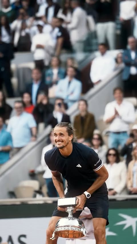 Lifting it as high as possible 🏆

#RolandGarros