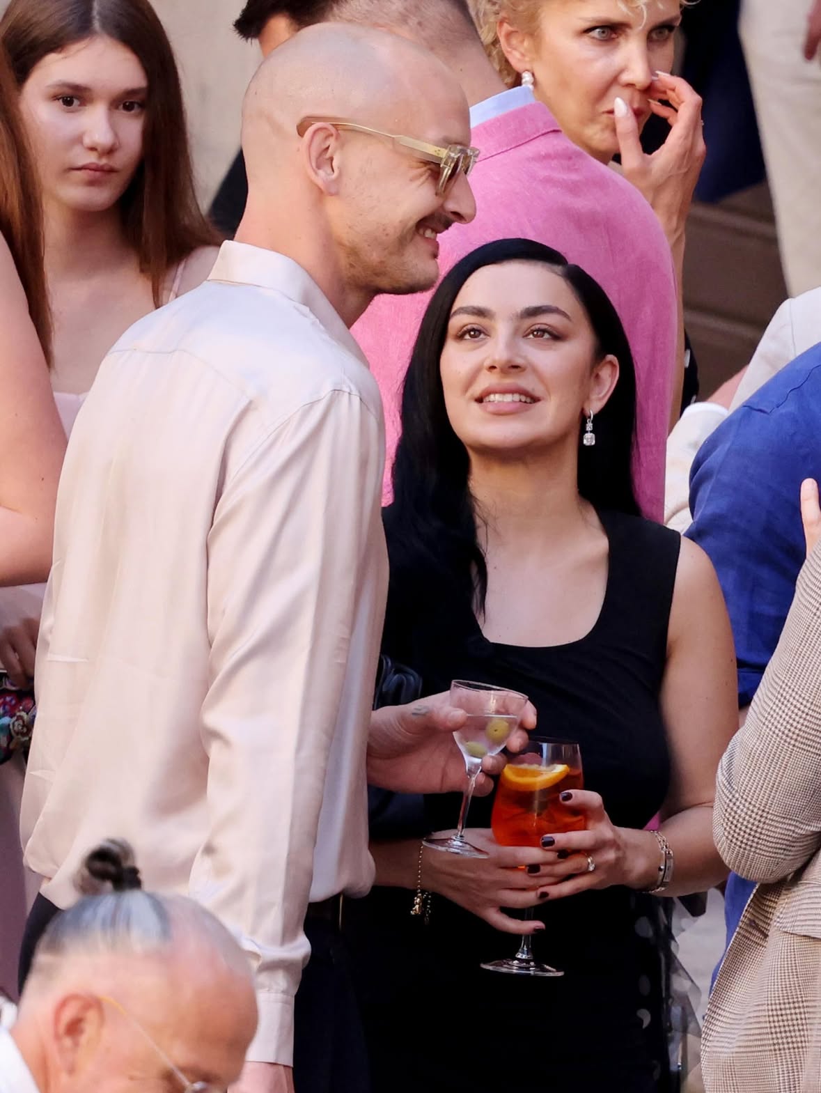 Charli XCX and husband George Daniel join Grace Gummer, Troye Sivan, Joe Alwyn, and Mark Ronson at Dua Lipa and Callum Turner’s pre-wedding dinner in Italy!
#CharliXCX
#GraceGummer
#TroyeSivan
#JoeAlwyn
#MarkRonson
Photos: @backgrid_usa