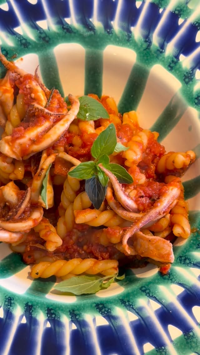 Pasta Calamari!!!Es kann so einfach und simpel sein!!! Diese Pasta dauert keine 10 Minuten und holt Euch direkt zurück in den Urlaub!!! Tatsächlich hab I am Schluss a gutes kaltes Stück Butter vergessen. Shame on me…#pasta #calamari #foodporn #bayern #vroni by @_vroni_lutz_