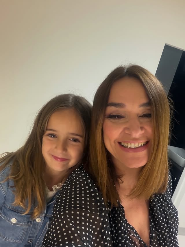 Hoy cumplo años. Ya he perdido la cuenta jajajajaja. Solo sé que me siento más joven que nunca y con más ganas de beberme la vida. Todo eso se lo debo a ella. Ojalá la vida me dé salud para muchos más.  Gracias por@todas vuestras felicitaciones. Me siento ta querida que estoy superada.