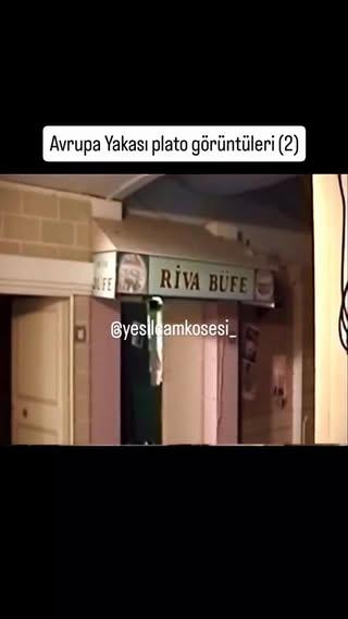 Plato görüntüleri (2)

Not: Avrupa Yakası plato serisi, İlksen JÖNTÜRK'ün yirmi dakikalık videosunun içinden alınan altı dakikalık kaydın düzenlemesiyle oluşturulmuştur.

Türkiye'de sinemanın geçmişi Osmanlı İmparatorluğu dönemlerine kadar uzanmaktadır. Başlangıç tarihi tam olarak bilinmese de, Anadolu'ya sinemanın gelişinin II. Abdülhamid devrinde (1876-1909) gerçekleştiği varsayılmaktadır. İlk film gösterimi, Rumen sinemacı Sigmund Weinberg tarafından, 1896 yılında başkent İstanbul'daki Yıldız Sarayı'nda gerçekleştirilmiştir. Bunu, 1897'de Weinberg'in Beyoğlu ve Şehzadebaşı semtlerindeki halka açık gösterileri izlemiştir. İlk toplu gösterilen film ise, Lumière Kardeşler yapımı olan Bir Trenin La Ciotat Garı'na Gelişi (L'Arrivée d'un train en gare de La Ciotat) filmi olmuştur. Bu tarihten 14 Kasım 1914'e kadar da özellikle Lumière Kardeşler'in yaptığı filmler başta olmak üzere yabancı yapım filmler gösterilmiştir.

1914 yılına gelindiğinde İstanbul'da bugünkü Yeşilköy yakınlarında bulunan Ayastefanos Rus Abidesi'nin yıkılması kararlaştırılmış ve bunu da bir filme çekme fikri ortaya çıkmıştır. Bu fikir ile birlikte Avusturya'dan bir film ekibi davet edilmiş daha sonra ise bu filmi bir Türk'ün çekmesi şartı ortaya atılmıştır. Bu iş için de o sıralarda Osmanlı ordusunda görevli olan Fuat Uzkınay uygun görülmüş ve Avusturyalı film ekibi tarafından Fuat Uzkınay'a filmi nasıl çekmesi gerektiği öğretilmiştir. Kısa bir eğitimin ardından, 14 Kasım 1914 günü Fuat Uzkınay tarafından çekilen Ayastefanos'taki Rus Abidesinin Yıkılışı filmi, bir Türk'ün çektiği ilk film olmuştur. Bu gelişme sonrası Enver Paşa'nın direktifleri doğrultusunda Almanya'daki "Ordu Sinema Kolu"ndan esinlenilerek 1915 yılında Merkez Ordu Sinema Dairesi kurulmuş ve bu kurum, Osmanlı İmparatorluğu ve Türkiye sinema tarihinin ilk resmî sinema kurumu olmuştur.

1922 yılına gelindiğinde ise Türkiye'nin ilk özel film şirketi olan Kemal Film, Kemal Seden tarafından İstanbul'da kurulmuştur.

#yeşilçam #sinema #avrupayakası