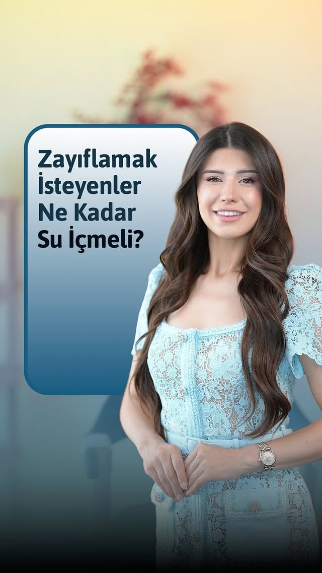 Zayıflamak isteyenler günde ne kadar su içmeli?

Kural basit: her 20 kilo için 1 litre su.
80 kiloysan 4 litre, 100 kiloysan 5 litre.

Ama sadece miktar değil, nasıl içtiğin de önemli.
Suyu tek seferde ve ayakta içmek faydayı azaltır, yemekle birlikte içmek ise sindirimi yavaşlatır.

Çay ve kahveyi su yerine koymak da metabolizmanı zorlar.
Ağız kokusu, gece krampları, koyu idrar… hepsi su eksikliğinin işareti olabilir.

Zayıflamak istiyorsan önce su düzenini düzelt.