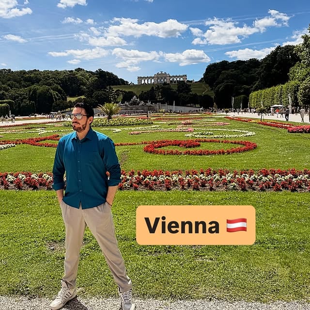 Hallo ihr Lieben 🥰  wieder steht ein langes Wochenende vor der Tür und ich grüße euch aus dem wunderschönen @vienna ✨👌 

Ihr seht erstmal @schoenbrunnpalace 🏰 und diese wunderschönen Gärten 🫶😍 
Den lieben @coach.emin habe ich auch getroffen und in der City war ich auch unterwegs. Vielleicht war der eine oder andere in meinem TikTok- Live ….
Einige von euch dürfte ich persönlich kennenlernen in der @lugner_city, was mir eine große Ehre war 🙏🫶 Auf dem letzten Bild bin ich auch mit dem unvergleichlichen Baulöwen zu sehen 🙏🫶

Ps. Geheimtipp wenn ihr Fleisch esst in Wien ist das @restaurant_galaxie 

Einen Tag gab es bis jetzt etwas Regen. ☔️ und sehr beeindruckt hat mich das „Misttelefon“ 😂😂😂😂 

Also Österreich und besonders Wien ist immer eine Reise wert ☀️☀️❤️❤️❤️
Habt ein wunderschönes Wochenende ☀️☀️😘😘😘

#vienna#wien#austria#österreich#travel