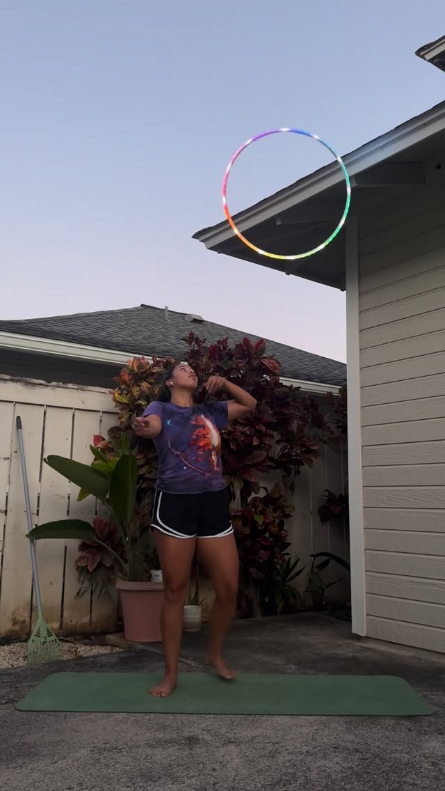 LET ME BE IN UR ARMS🤷🏽‍♀️✨@moodhoops #ledhulahoop by @moodhoops