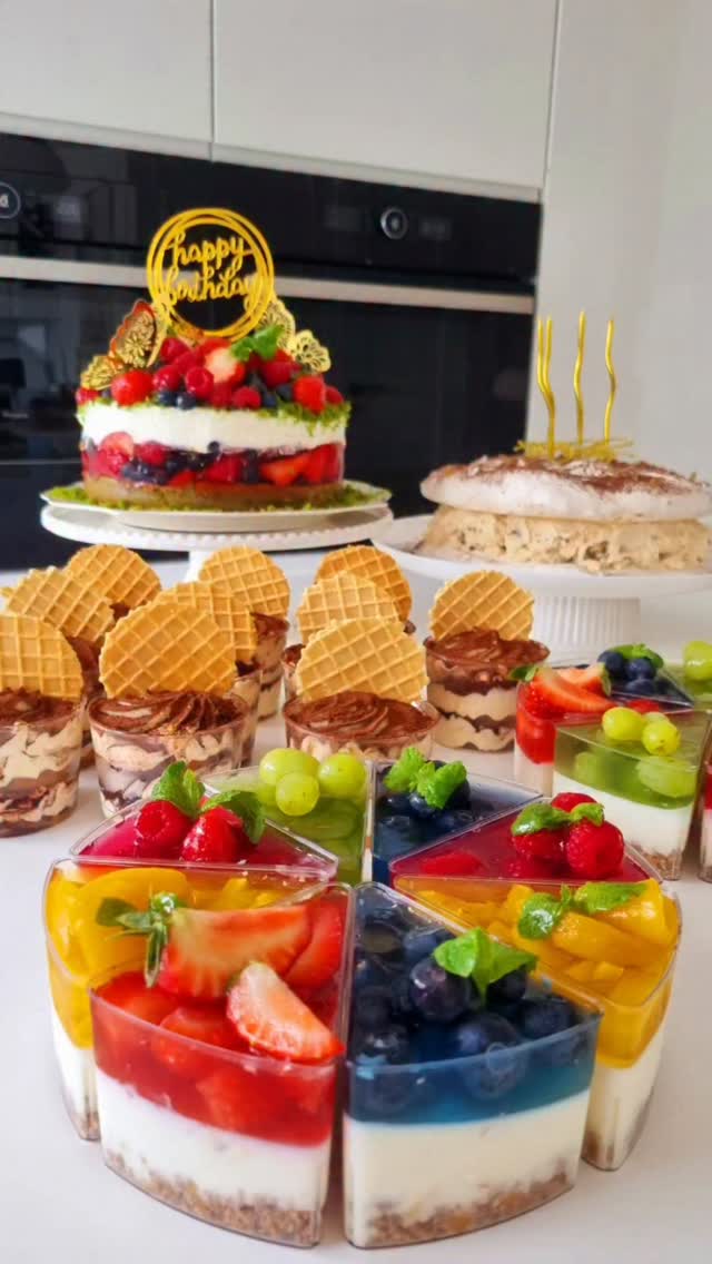 💐🍾🎂 Hello 😀... i po długim weekendzie. 😀
Miłego wieczoru i dla Was Słodziaki.😀 

1. Leśny mech 
2. Dakłas
3. Deser Tiramisu 
4. Panna Cotta 
5. Deser Dubajska czekolada
6. Biszkopt ze słonecznik i karmelem. 

#ciasto #deser #leśnymech #czekoladadubajska #pannacotta słonecznikzkarmelem dakłas