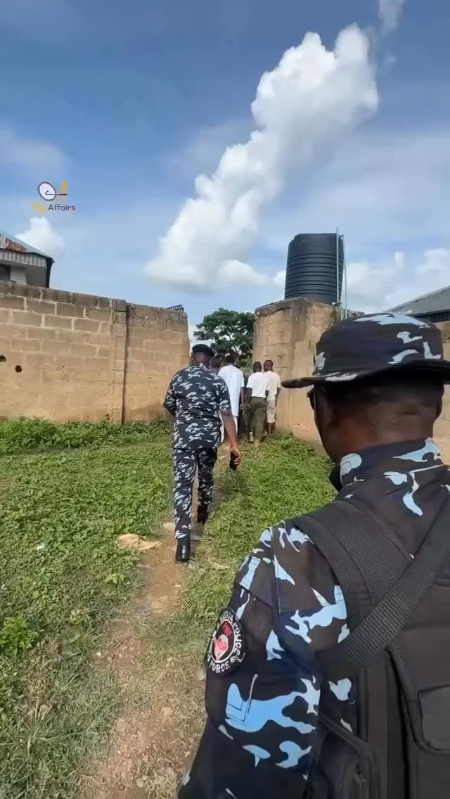 Oyo Commissioner of Police visits kidnappers’ den in Lakoun, along Ayegun-Olojuoro road, Ibadan, where the sister of former Minister Adebayo Adelabu and her children were held captive.