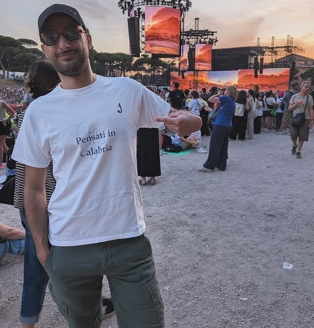 Dal ‘pensarsi in Calabria’ al concerto di Cremonini a Roma, all’esserci, sulle sponde dello JonioPrimo week end di giugno, da nord a sud, sempre con indosso una maglia dello StataleLe trovate tutte nel nostro store Amazon (link in bio e nelle stories)••#calabria #calabresi #calabresinelmondo #calabresità #lostatalejonico by @lostatalejonico
