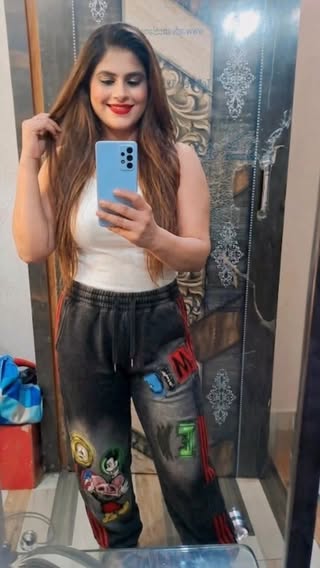 “Self-love का level आज थोड़ा high है 💃✨”“आईना भी confuse है—cute या killer? 😍”
#MirrorSelfie
#ReelsVibes
#InstagramReels
#SelfLove
#TrendingReels