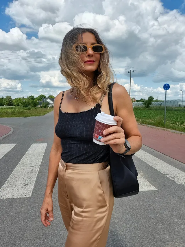 Czasem stawiam na prosty zestaw. 
Niestety satyna tj len ma to do siebie że po pracy jest juz nie taka elegancka co mi trochę przeszkadza. 
Niby to naturalne zagniecenia a jednak..
Przeszkadzają wam takie rzeczy?
#lookofthedays 
#satin 
#streetstyle 
#ootd