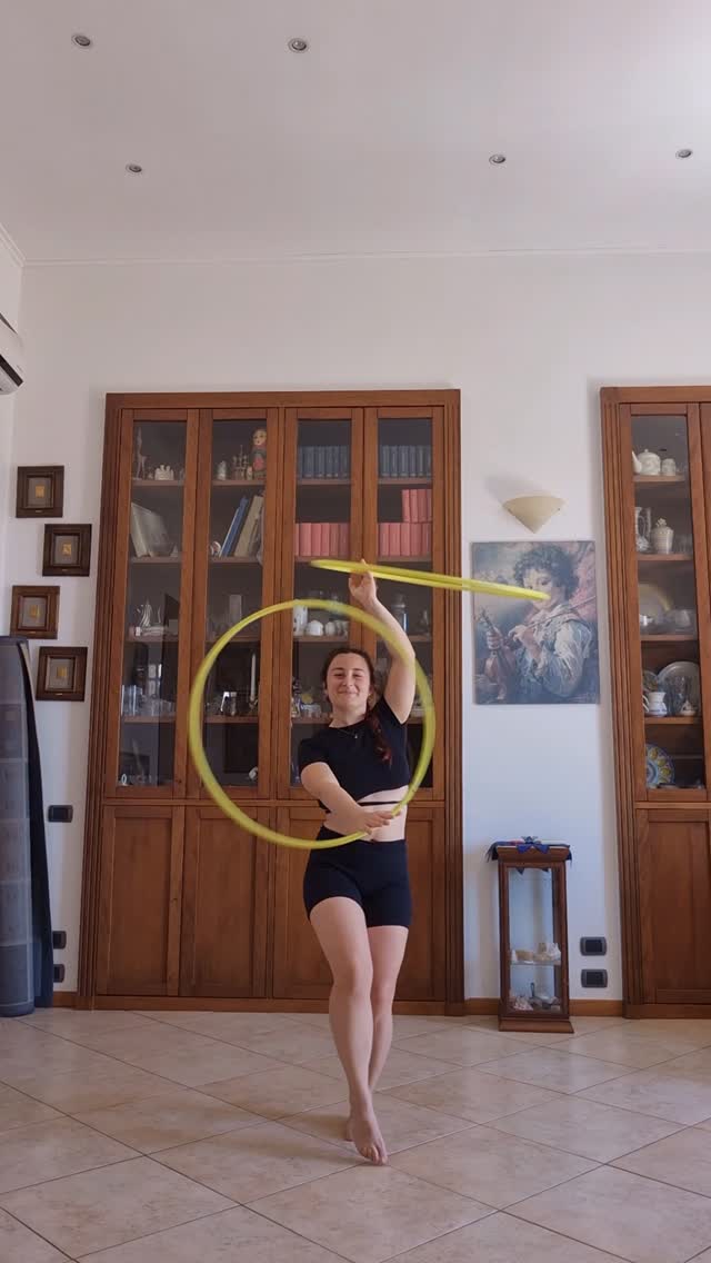 Some fun with doubles ⭕️⭕️ who is she?Hoops: 27" in 5/8th uv yellow polypro hoops from @moodhoops ~ use code MARILOOP to save ⭕️⭕️#hulahoops #hoopdancer #flowarts #flowartist #hooper by @moodhoops