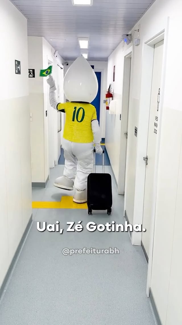 Mala pronta? Passagem na mão? Então falta conferir uma coisa importante: sua caderneta de vacinação. 😉Os países que vão receber a Copa registraram surtos de sarampo. Por isso, quem vai viajar deve verificar se está protegido.💉 A vacina tríplice viral está disponível gratuitamente nos centros de saúde e no Serviço do Viajante.Antes de embarcar, vá até o postinho mais próximo e viaje com mais tranquilidade! by @prefeiturabh