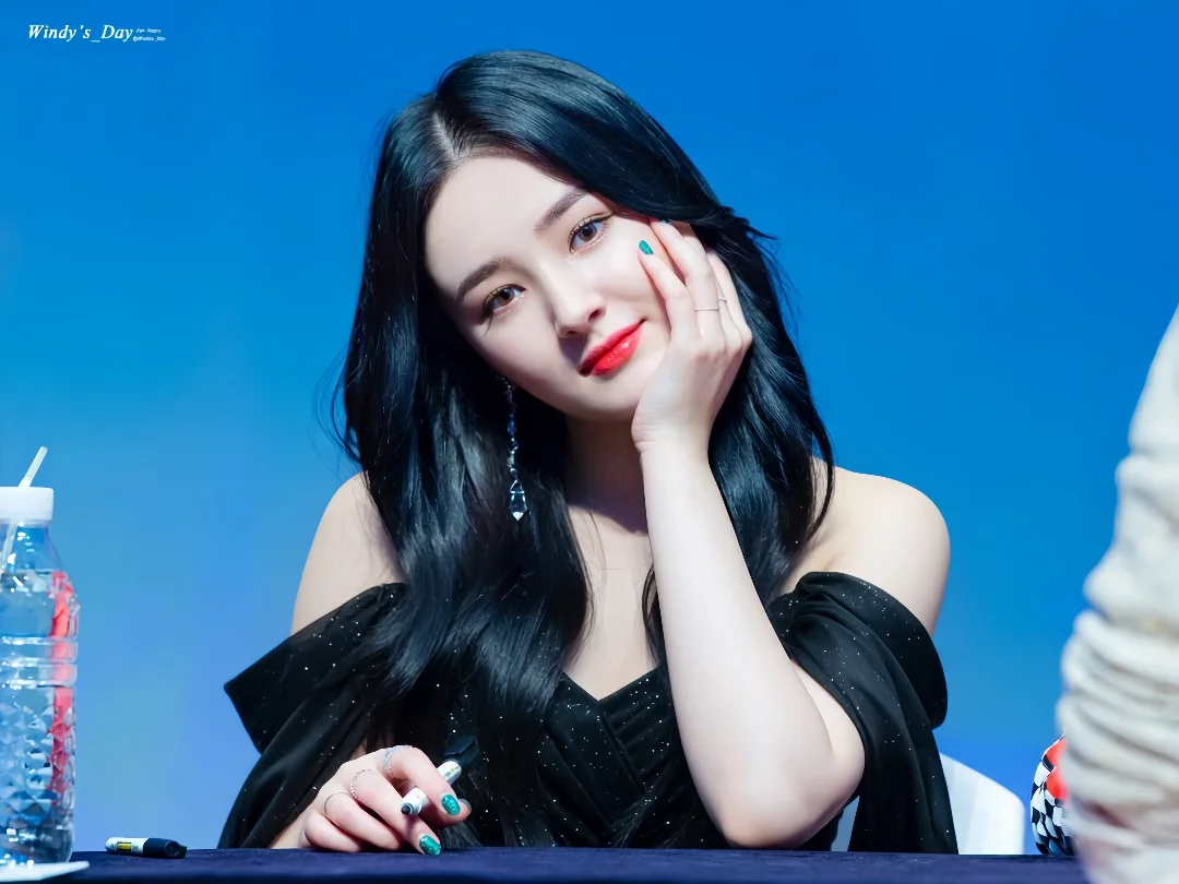 If you had to describe this photo in one word...

What would it be? 😊

#nancy #summer #fashion #dance #kpop