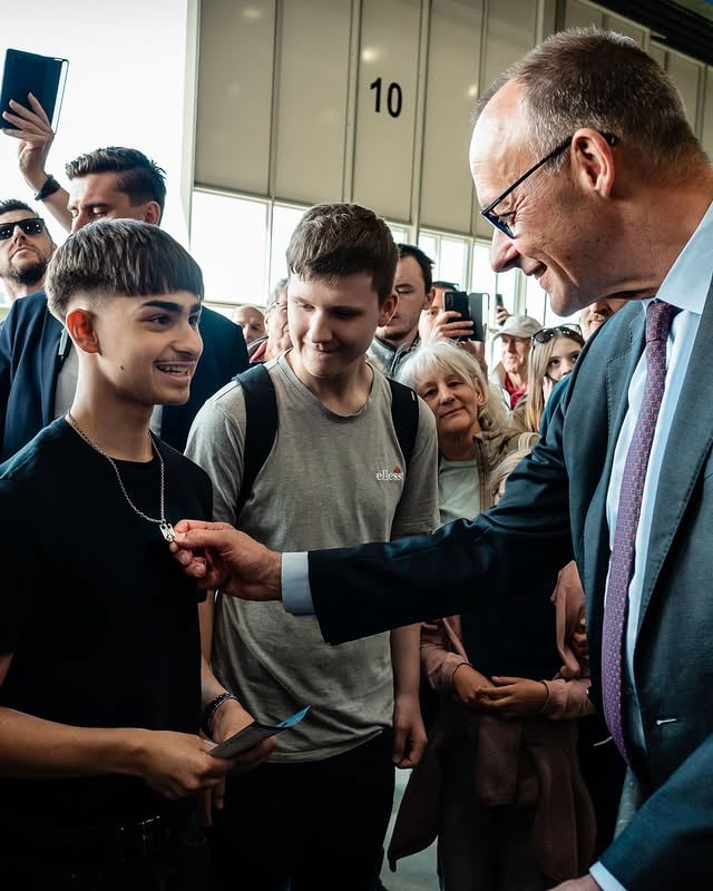 Wenn ich durch unser Land reise, treffe ich überall Menschen, die anpacken wollen. Eltern, die an die Zukunft ihrer Kinder denken. Gründerinnen und Gründer, die etwas wagen und aufbauen. Das gibt mir Zuversicht. Und es bestätigt meine Überzeugung: Wir haben in Deutschland alle Chancen. 

Unsere Probleme sind real, viele hausgemacht. Aber keines davon ist zu groß für uns. Wir müssen sie nur angehen. Mit dem positiven Geist, den dieses Land verdient. 

Ich will ein Deutschland, in dem sich Mut wieder lohnt, in dem Leistung anerkannt wird und in dem wir gut miteinander umgehen. Das ist eine große Aufgabe. Sie verlangt, dass wir besser werden: bei den Energiekosten und der Bürokratie, bei der Digitalisierung und der Infrastruktur. Für all dies müssen wir auch endlich schneller werden. 

Ich weiß, wie groß diese Aufgabe ist – für die Politik, für die Gesellschaft, für jede und jeden von uns. Andere trauen uns dabei oft mehr zu, als wir uns selbst zutrauen. Das sollten wir ändern. 

Gehen wir mit Selbstbewusstsein voran. Unser Land hat es verdient. 
.
.
.
#Bundeskanzler #FriedrichMerz

Fotos: Bundesregierung/Guido Bergmann, Xander Heinl, Jesco Denzel
