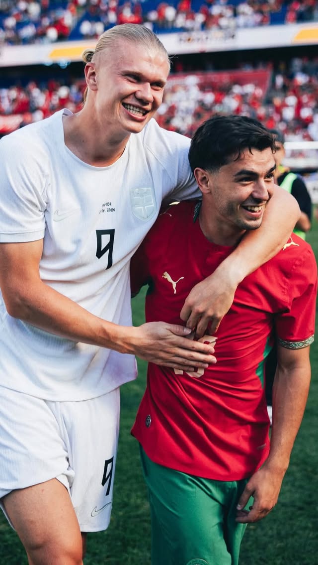 Friends reunited after the final whistle 🤝

#DimaMaghrib 🇲🇦 #FIFAWorldCup