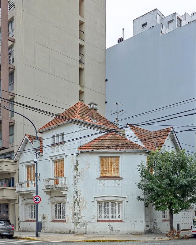 👀 Mendoza y Burela. El estado de esta hermosa casona refleja las consecuencias de un pedido de protección desestimado. Ante esto, la salida fácil del mercado siempre es la misma: "que la vendan si no pueden mantenerla en buenas condiciones". Pero el patrimonio no se resuelve expulsando a los vecinos ni demoliendo la historia para hacer torres. Restaurar es costoso y sus dueños no cuentan con los medios; la solución no es el desarraigo, sino políticas públicas que ayuden a preservar.....#villaurquiza #ig_buenosaires #buenosairescity #arqgentina #facadelovers 🤳🏻😎 by @pablofe70