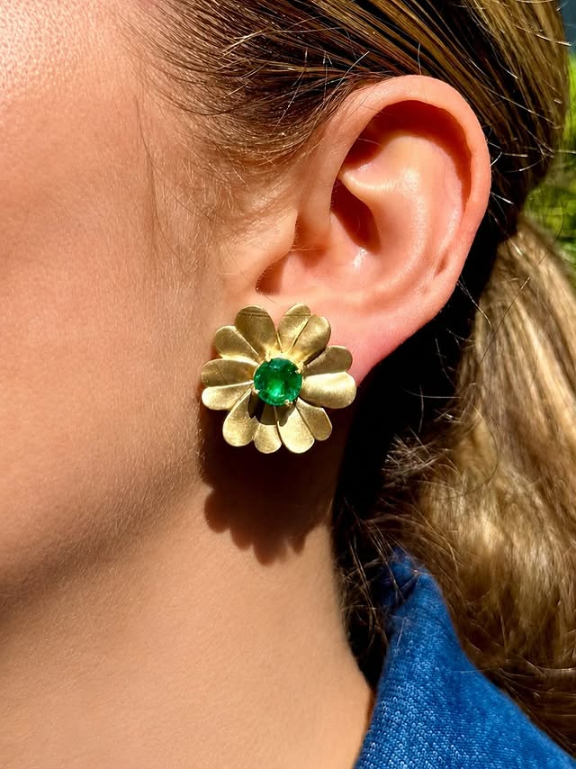 Golden Blossoms. But make them emerald ❤️ #ireneneuwirth #goldenblossomcollection #oneofakind by @ireneneuwirth