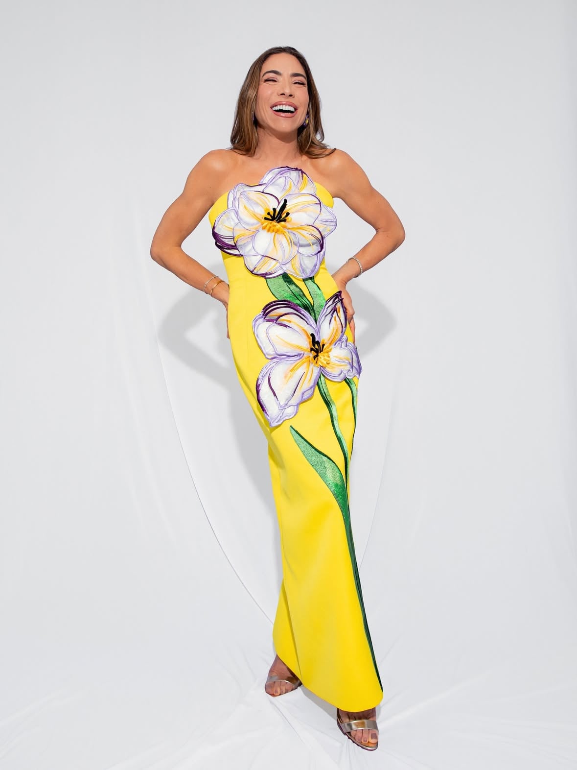 @patriciaabravanel for @pgmsilviosantos 🌼

Wearing Leo Lin Rayna Appliqué Floral Maxi Dress - Iris Print in Yellow
Make @sarasenna.makeup 
Photo @ogabscardoso 
Staff @bezinhadefranca 
Style and hair @thaysmadera 

#SBT #PatriciaAbravanel #ProgramaSilvioSantos