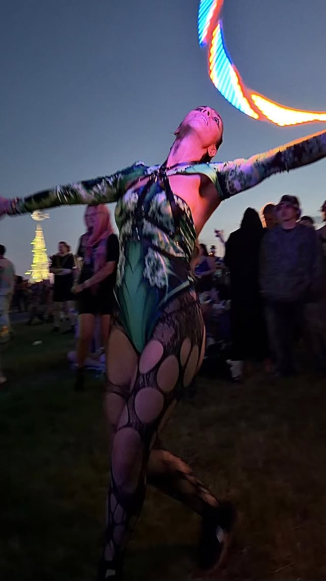 sweet surrender ⋆.ೃ࿔*:･@lsdream sunset set @forcefieldsfestival was magic ꩜@moodhoops 27” Future HoopCode ‘nixieflows’ saves ⟢#flowarts #festival #edm by @moodhoops