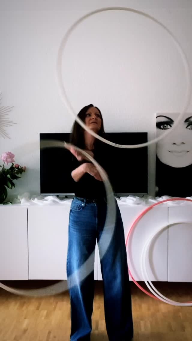 … thank you Mareike 🫶@holahoops_ for improving my Double-Flow so joyful 💞🎶💃⭕️⭕️...#hoopdance #practice #double #flow #love by @moodhoops