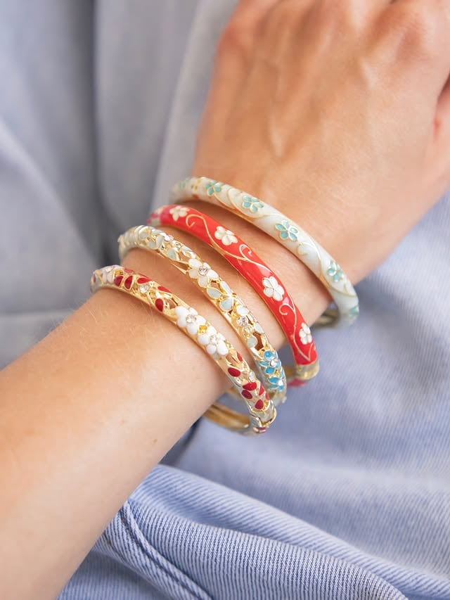 🌺✨ THE DETAILS ✨🌺Onze nieuwe armbanden zijn misschien klein, maar ze maken je outfit meteen een stukje vrolijker. ☀️Versierd met kleurrijke bloemenprints, gouden details en ontworpen om eindeloos te mixen & matchen met je favoriete summer looks.Welke kleur zou jij kiezen? 🍓🌼💙 by @ellemillashop