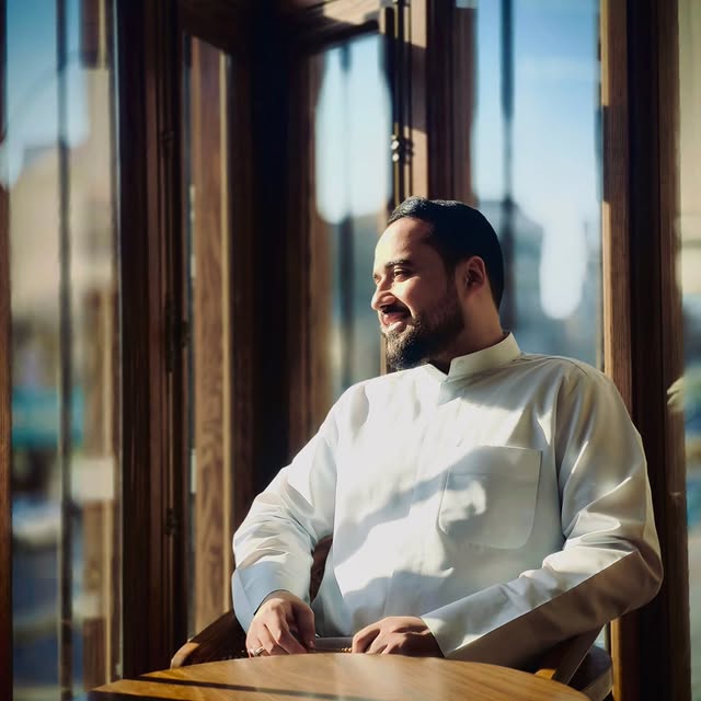 ها قد انطوت صفحةٌ من صفحات عمري، ومضت مرحلةٌ من مراحل حياتي بما حمَلَتْه من تجارب وعِبَر، وقد شاء الله تعالى أن أستهلَّ عامي الجديد بجوار أمير المؤمنين عليه السلام وولديه سيد الشهداء وأخيه أبي الفضل العباس عليهما السلام، تاركاً ورائي ذكرياتٍ وأحداثاً بحلوها ومرِّها.

أسأل الله تعالى أن يوفقني في مسيرتي وأن يُصلح لي سريرتي، وألا يسلبني نعمةَ خدمةِ ساداتِ الخلق، الذين يدور معهم الحق، وأن يجعل أيامي المقبلة خيراً من ماضيها، بمحمد وآله الطاهرين صلوات الله عليهم.

اللهم عجل لوليك الفرج 
.
#سيد_مهدي_القزويني