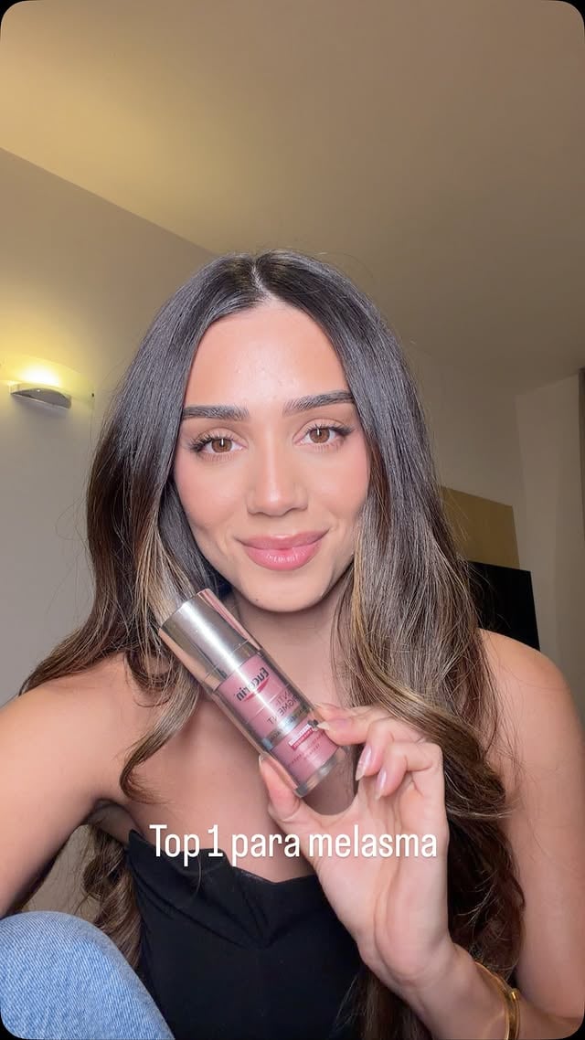 Fui a um congresso de dermatologia @institutoazulay esse fim de semana e saí de lá com a cabeça fervilhando 🤍Uma coisa que me marcou foi a palestra do @drelimargomes com @eucerinbrasil onde eles trouxeram dados incríveis sobre por que o melasma é tão difícil de tratar. Não é frescura, não é falta de cuidado, não é você se descuidando. É a sua pele reagindo ao sol, ao hormônio, ao estresse… ela produz pigmento em excesso achando que tá te protegendo. Por isso ele volta sempre, mesmo quando você faz tudo certo.E durante anos, tratou só a manchinha, sem entender o que estava por baixo.Mas a ciência não parou. Pesquisadores testaram 50 mil substâncias buscando algo melhor do que o que usávamos há décadas. E encontraram um ativo que age direto na enzima responsável pela produção do pigmento, de forma precisa e sem agredir o resto da pele.Os estudos mostraram redução significativa das manchas em 24 semanas e o consenso mundial de dermatologia de 2026 já reconhece esse ativo como primeira escolha no tratamento.Dermatologia é cada vez mais entender a causa, não só apagar a mancha 🩷Você sofre com melasma? Me conta aqui nos comentários 👇#melasma #dermatologia #manchasnorosto #thiamidol #hiperpigmentacao dermatologista cuidadoscomapele pele skincare medicinaestética congressodermatologia by @biancabrdo