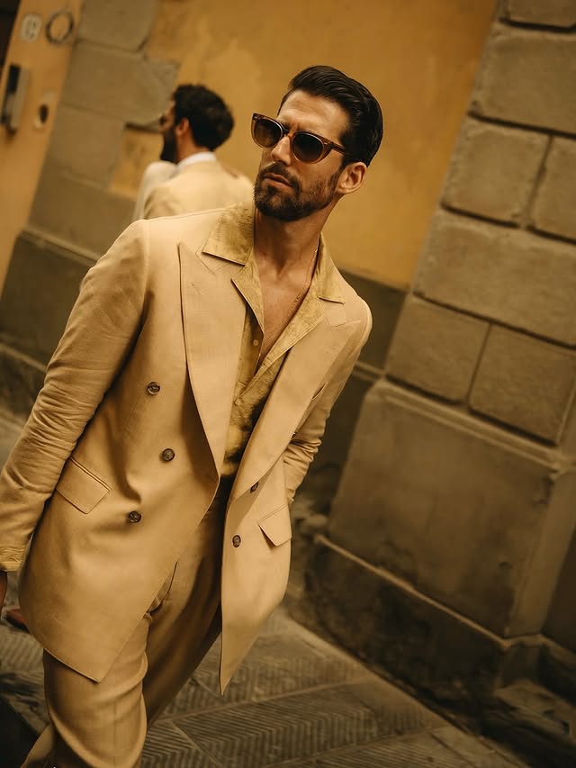 There’s just one week left until Pitti Uomo 110 kicks off the world’s premier men’s fashion event, where culture, art, and style come together. I’m putting the finishing touches on this year’s edition. 

Here are the outfits I wore last summer during my stay in Florence.

Which one was your favorite?

I can’t wait to show you the new ones!

#PittiUomo #streetstyle #modahombre #florence