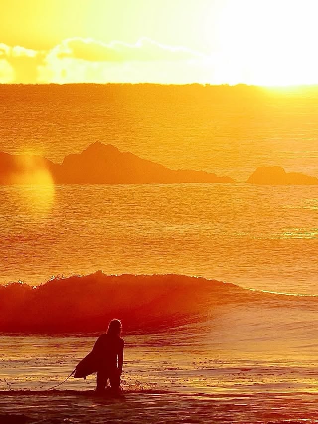 Good morning Byron Bay… 📷 @eyesontheocean First ray of the sunlight 🌅 by @byron.bay.nsw