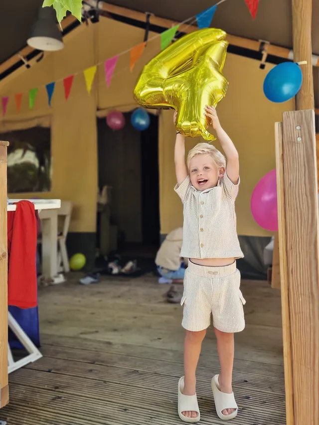 Hieperdepiep hoera! BOAZ IS 4 JAAR!🎉☀️🥰

Wat is hij verwend! Oma had zelfs een vliegtuig geregeld die cadeautjes had laten vallen om de tent😜

En weer jarig in het buitenland, Boaz is alleen in Nederland geboren, maar is er nog nooit jarig geweest🤭

Foto 4: 3 jaar geworden in Albanië🏕
Foto 5: 2 jaar geworden in Duitsland⚓️
Foto 5: 1 jaar geworden in Italië🏝

Onze peuter is een kleuter geworden. Wat staat de tijd hem goed. We vieren zijn verjaardag in het warme zuiden. Al een feest opzich🥰❤️

Feliciteren jullie Boaz?🥰

.
.
.

#jarig #4jaar #verjaardag #Italië #feest