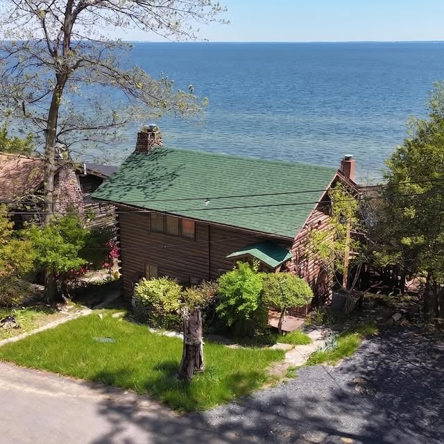 The next stop of our You Never Know What’s going On Inside A Home Journey today takes us to this Port Republic, MD home. Currently listed for only $595,000

Link in bio or comment HOUSE for DM link to the listing!!

$595,000 | Port Republic, MD
3 bd, 2 ba | 1,558 sq ft
Photos: @frameworkfilmgroup
Currently listed via @drunkrealestate_

Thanks for submitting @sh0rtr0c!! 
WE NEED MORE FUN INTERESTING WILD QUIRKY HOMES! Think you found one?? Submit it for a chance to be featured at zillowgonewild.com/submit!!