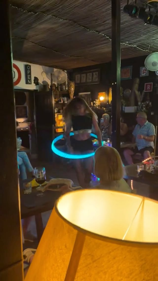 Saturday night 🖤#placeswithsoul #livemusicperformance #ledhoops #hulahoopallthefuckingtime #islandlife🌴 by @moodhoops