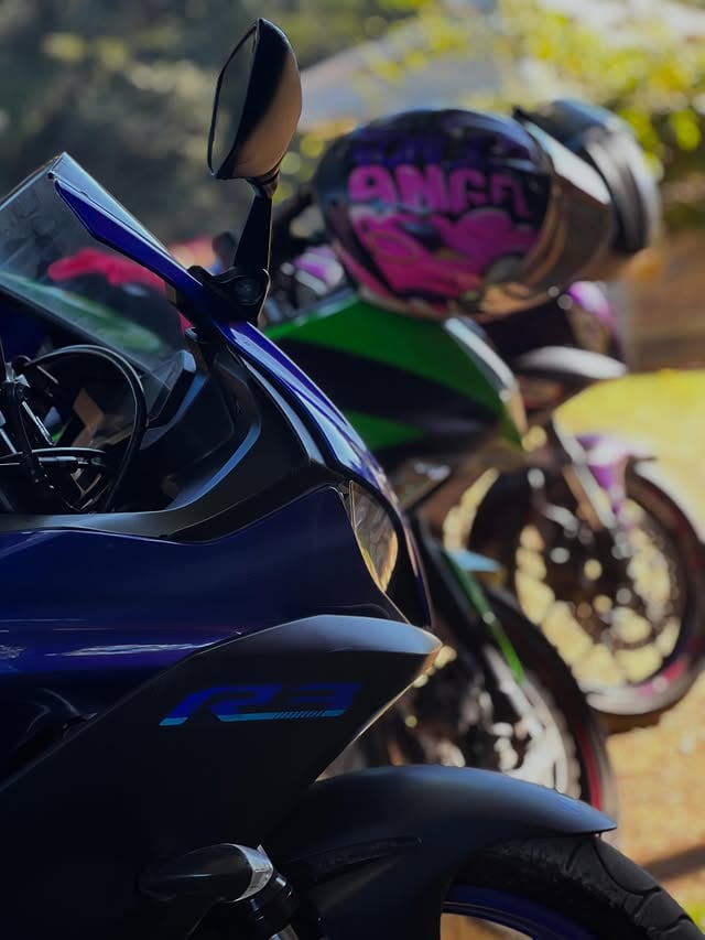 De todas as direções certas da vida. Seguir em frente é a que nos leva mais longe. 🌻. #motoesportiva #mulheremotocombinaçãoperfeita #yamahar3community #deus #motovelocidade by @mulherqueacelera