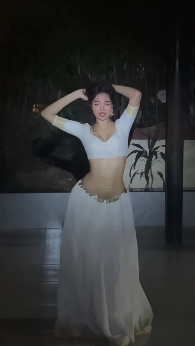 Tere sine ki lau mere andar bhi hai❤️‍🔥

This choreography @realchaand youuuu🤌🏻✨ i really wanted to dance on this song aur fir yeh choreo dikhai di that was the sign ke aab toh yeh reel banani padegi🥰

#belly #bellydance #dance #explore #kashifaaaa
