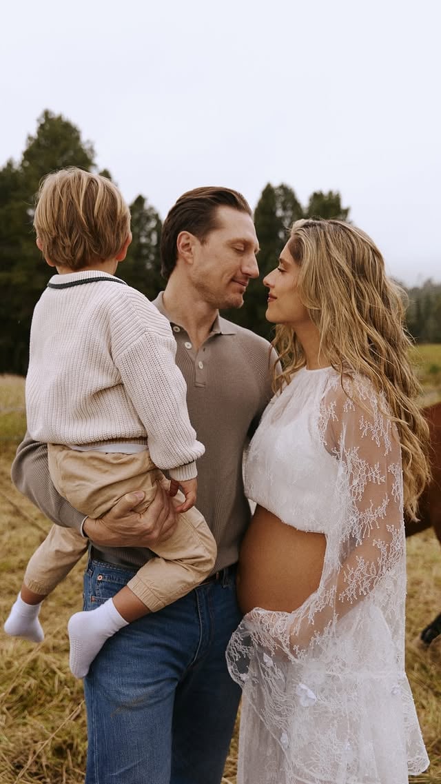 Para nosotros, lo más importante siempre ha sido la familia. Y hoy, con el corazón lleno de gratitud y emoción, queremos compartir que, 4 años después, volvemos a recibir una noticia que nos cambia la vida y nos llena el alma: llega nuestra segunda bendición. 🤍

No podemos estar más felices de ver crecer nuestro hogar y de seguir construyendo una vida llena de amor, aprendizajes y momentos inolvidables. Nuestro sueño más grande siempre ha sido llevar nuestro amor a nuestros hijos, acompañarlos en cada paso y mostrarles lo hermoso que es vivir rodeados de una familia que los ama incondicionalmente.

Después de cuatro años, volvemos a sentir esas mariposas, esa ilusión inmensa y esa felicidad difícil de describir con palabras. Estamos profundamente emocionados por todo lo que viene y por cada recuerdo que empezaremos a crear juntos.

Y si alguien soñaba con este momento tanto como nosotros, es Lucca. Su deseo de convertirse en hermano mayor por fin se hace realidad. ✨

Bienvenid@ a este nuevo capítulo de nuestras vidas. Gracias por elegirnos. Ya te amamos más de lo que imaginamos posible y estamos contando los días para conocerte. 🤍👶🏼🙏🏻

Videography @itsactuallylord 
H&M @ivmaculate 
Dress @francescamiranda_ 
Photographer @juancarvajalg