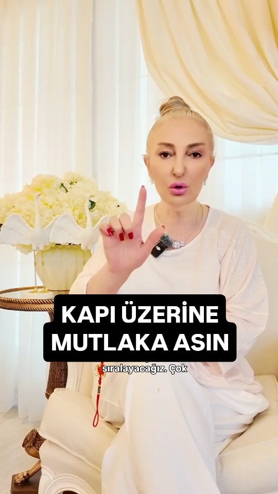 9 lu çok büyük olur dikkat çeker derseniz 3 adet 3'lü de olur. 9 lu veya 3 lü. Asla başka sayılı olmasın. Hatta çok görüyorum 5 li kullananlar var kul lan ma yın. Tam giriş kapısın üzerine duvara asın, kapıya değil:) Hikayede ekip paylaştı, isteyenler inceleyebilir 
#fengshui #reels #dekorasyon #astrologia