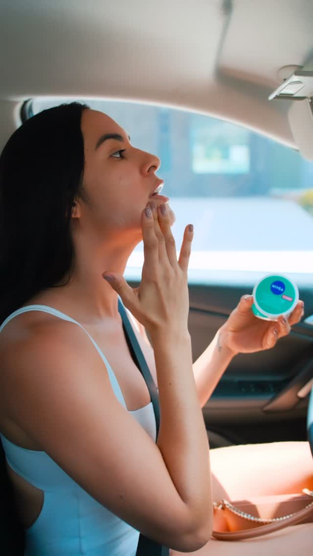 Meu povo, vocês sabem que eu não posso descuidar do meu rosto, nem por um dia! E ter o Creme Facial NIVEA Controle de Oleosidade me faz toda a diferença. 💙
 
O hidratante é perfeito para deixar minha pele sequinha e hidratada! 😉
 
#NIVEAOilControl #skincarenivea #publicidade