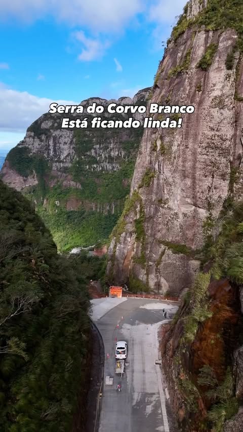 📍 Serra do Corvo Branco – lado de Grão-Pará/SC
Imagens registradas no dia 05 de junho mostram como está o andamento das obras da Serra que seguem avançando e já mostram a grandiosidade desse importante projeto para a região serrana de Santa Catarina.

Nas imagens, registradas no lado de Grão-Pará, é possível acompanhar o trabalho das equipes que atuam na melhoria da infraestrutura, trazendo mais segurança, mobilidade e conforto para moradores, turistas e transportadores que utilizam essa rota tão emblemática.

Conhecida por suas paisagens impressionantes e pelo famoso corte na rocha, a Serra do Corvo Branco é um dos cartões-postais da serra catarinense. Com as intervenções em andamento, o acesso ficará ainda melhor, fortalecendo o turismo e o desenvolvimento regional.

Uma obra que une progresso e preservação, valorizando uma das estradas mais belas do Brasil.